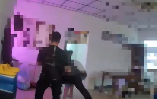 南港警破喪屍煙油分裝場!起獲大批毒原料 3嫌急往窗外扔毒也來不及