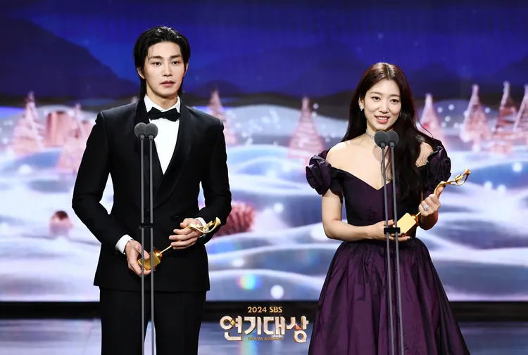 《來自地獄的法官》金宰永（左）、朴信惠拿下最佳情侶獎。翻攝SBS