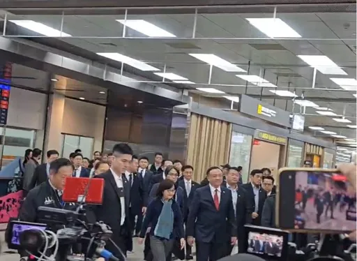 上海副市長華源率團抵台 新黨游智彬辱罵台灣國被警架走