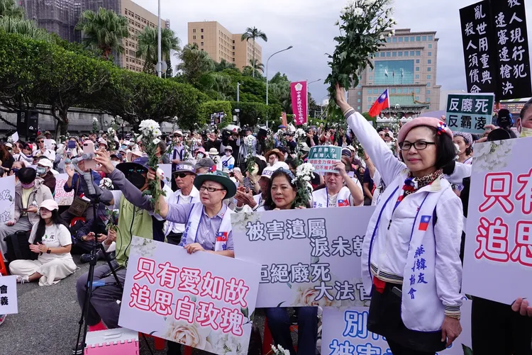 白玫瑰遊行3日登場，現場聚集數百位民眾。莊宗達攝