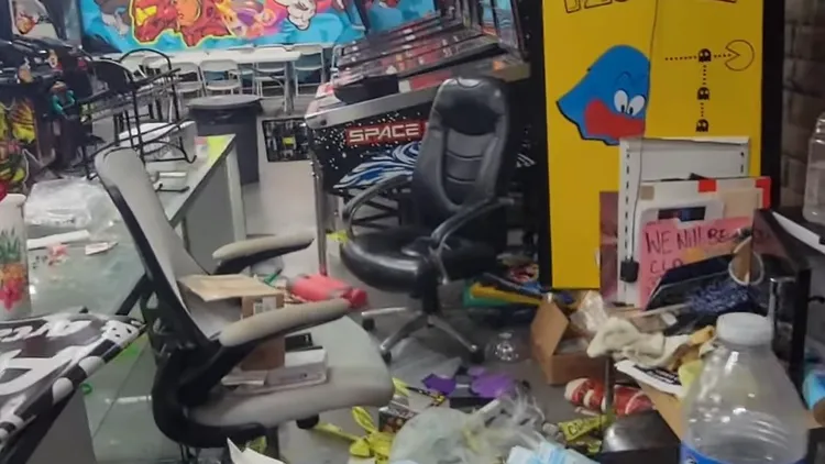 非凡遊樂場遭遊民偷竊後慘狀。翻攝自《紐約郵報》