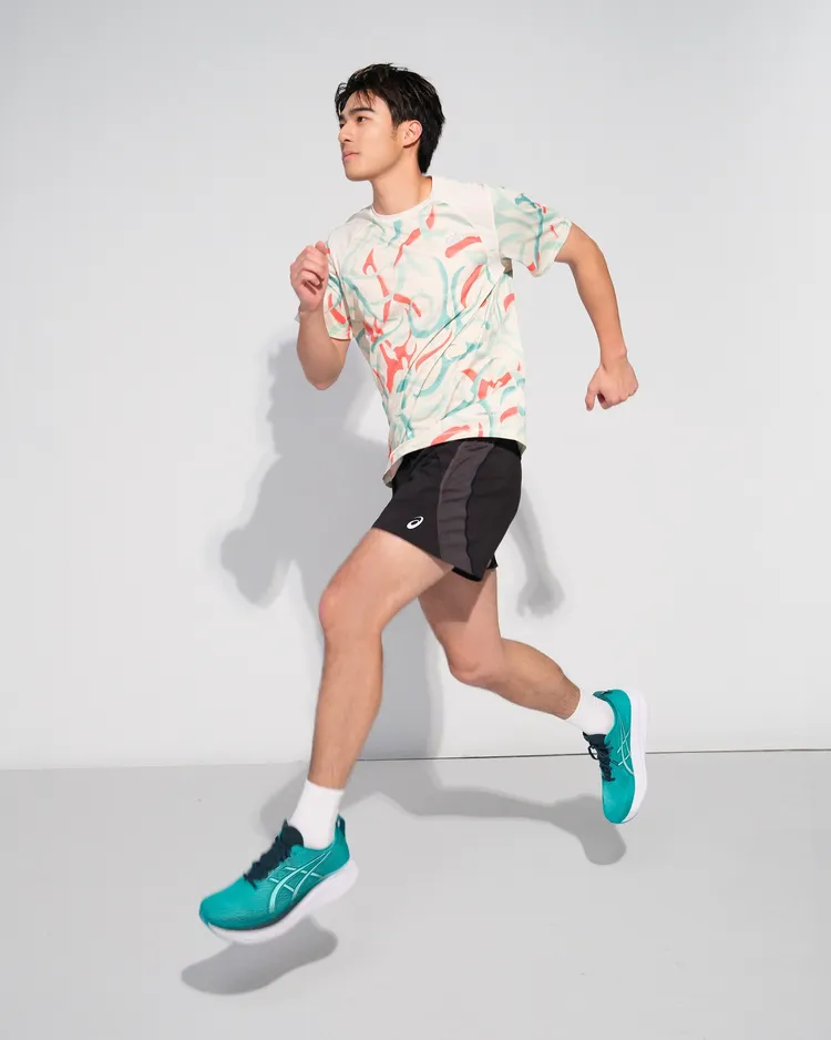 陳昊森腳踩輕耀綠GEL-NIMBUS 27跑鞋。品牌提供