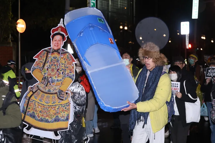 民間團體今在立法院外舉行「冬季青鳥在台北，討伐傅崐萁大遊行」。記者彭欣偉攝