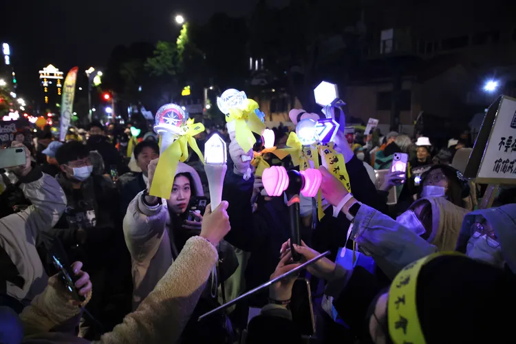 今晚活動上就有許多民眾拿起偶像明星的應援「手燈」支持遊行。記者彭欣偉攝