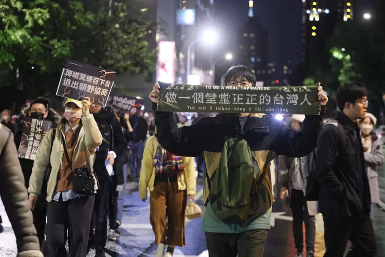 民間團體今在立法院外舉行「冬季青鳥在台北，討伐傅崐萁大遊行」，民眾手舉自製手牌參與。記者彭欣偉攝