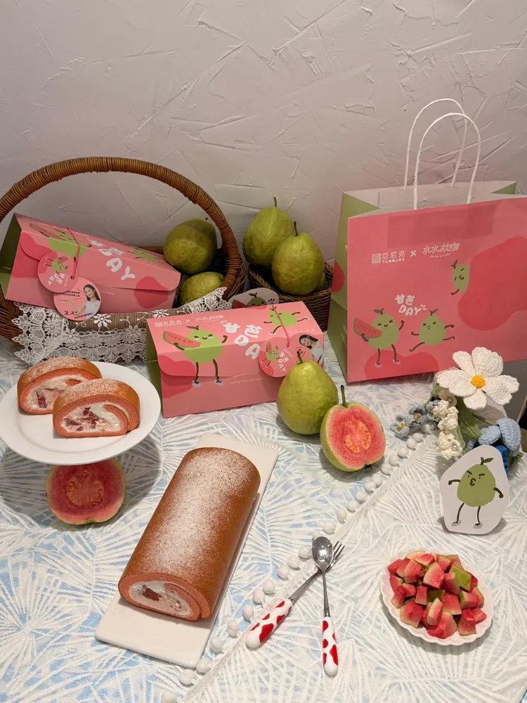 嚴選台灣冠軍紅心芭樂－社頭山腳牛奶芭樂製作新鮮果餡，生乳捲吃的到滿滿果肉，口感十足。陳揚盛攝