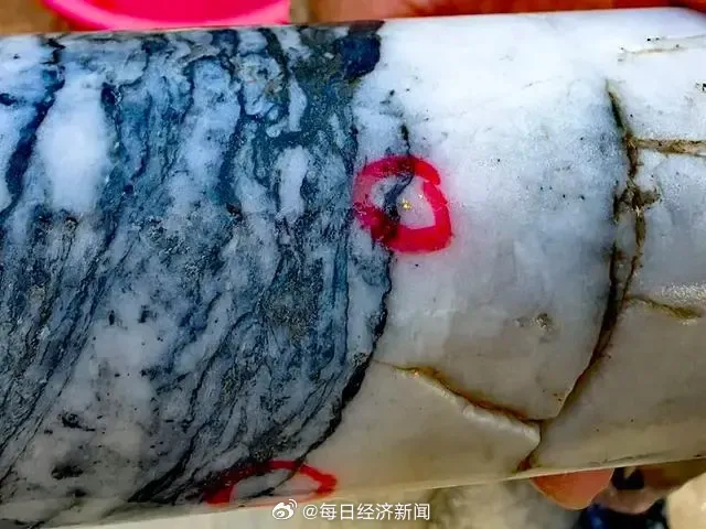 地下岩芯可清楚看見「明金」。翻攝微博＠每日經濟新聞