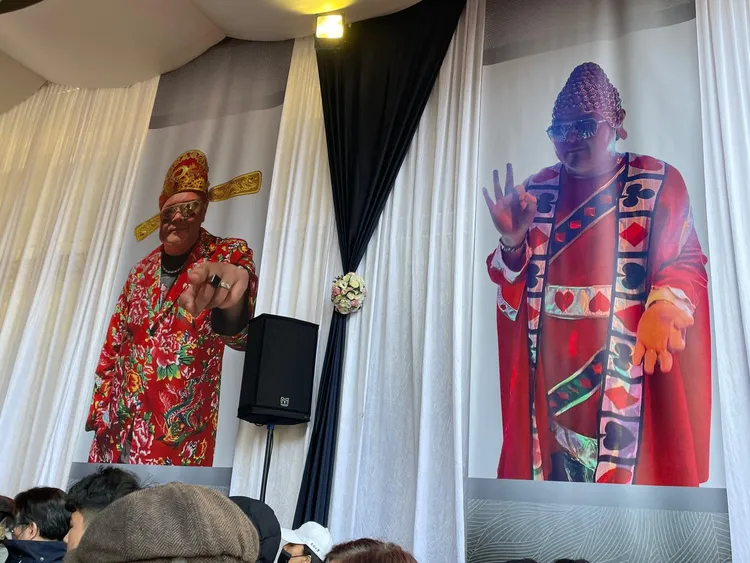 陳俊傑生前和善開朗，告別式會場布置他扮裝的模樣。翻攝唐從聖臉書