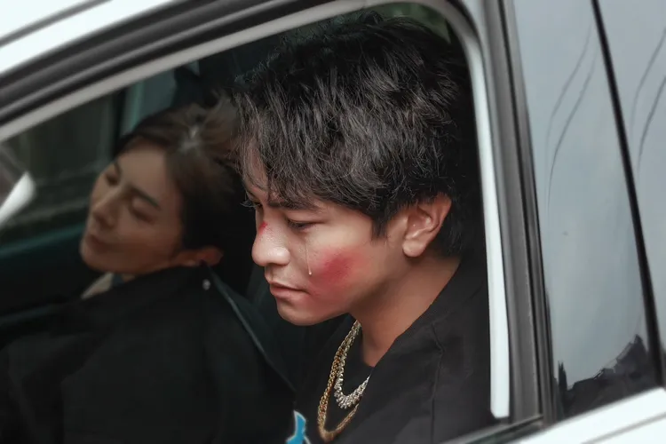 王彩樺（左）飾演春風癌末媽媽，右為楊銘威飾演春風。民視提供