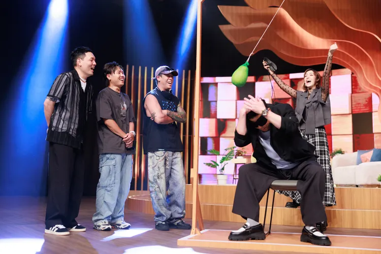 玖壹壹（左）玩遊戲，曾國城（前）不信邪，下場挑戰，卻被柚子打到頭。民視提供