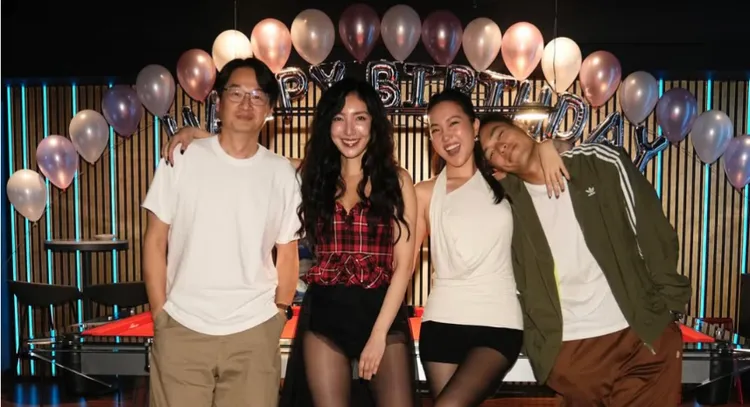 楊謹華生日派對，她和老公、楊祐寧夫妻開心合照。翻攝自楊祐寧IG