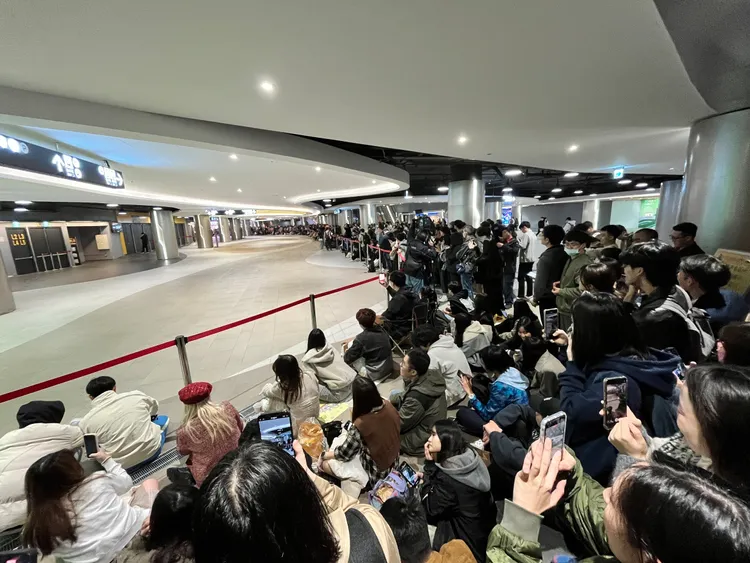 買不到票粉絲聚集地下室入口處聽歌。莊宗達攝