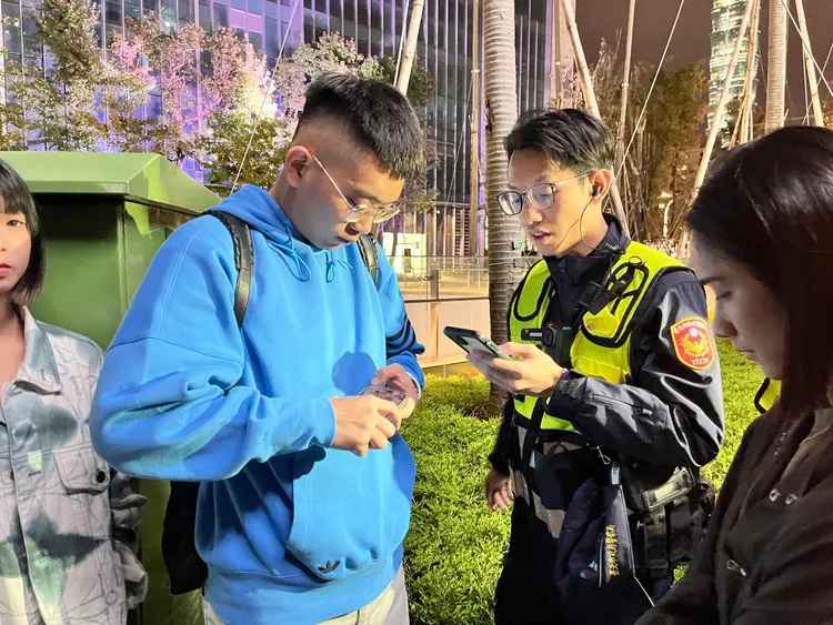 藍衣男子因取不到代購票，與代購方起掙扎，引起警方到場關切。莊宗達攝