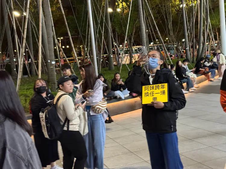 演唱會都快接近尾聲，仍有粉絲在外求換票。莊宗達攝