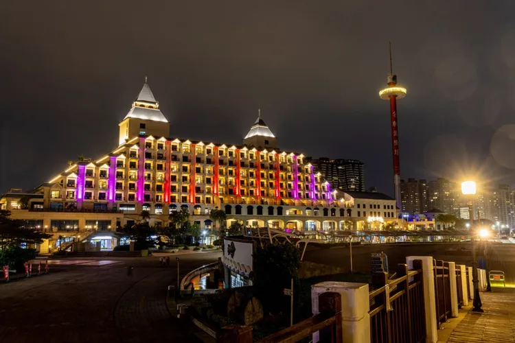 淡水福容七彩燈光外觀。業者提供