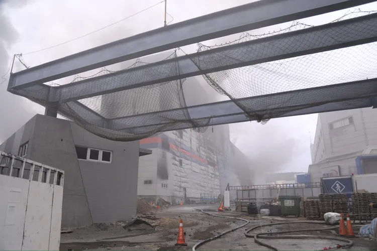 火勢持續悶燒。民眾提供