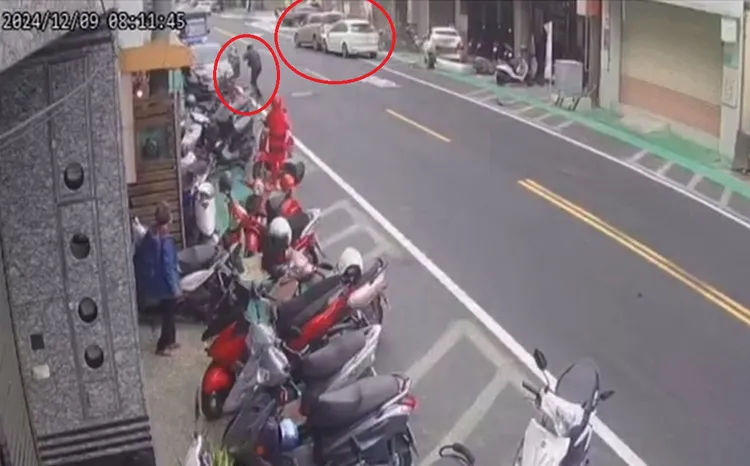 肇事轎車往前推撞10多公尺才停住，黃姓路人起身後退至對向。民眾提供