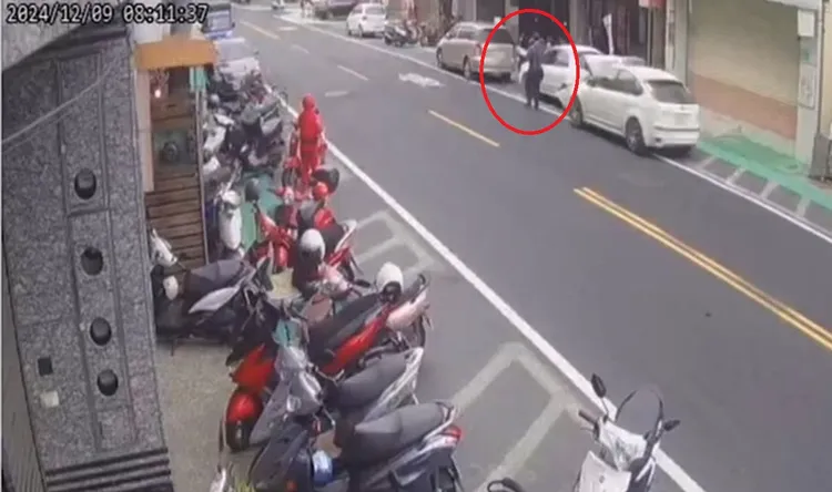 黃男走在路邊無辜被撞。民眾提供