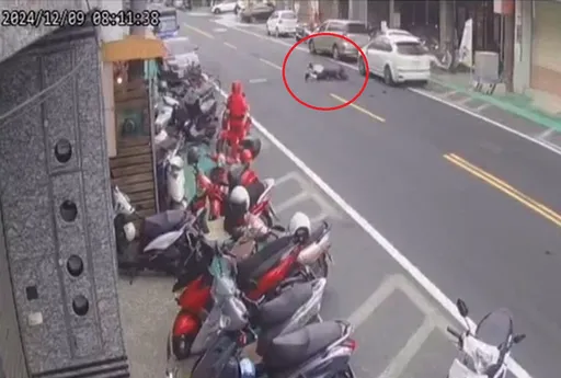 雲林女駕駛恍神衝撞路邊3車 無辜路人被撞飛!驚險畫面曝光