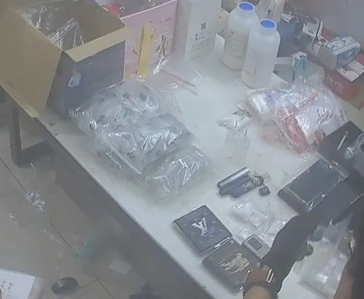 警方攻堅販毒據點，起出大批毒品。翻攝畫面