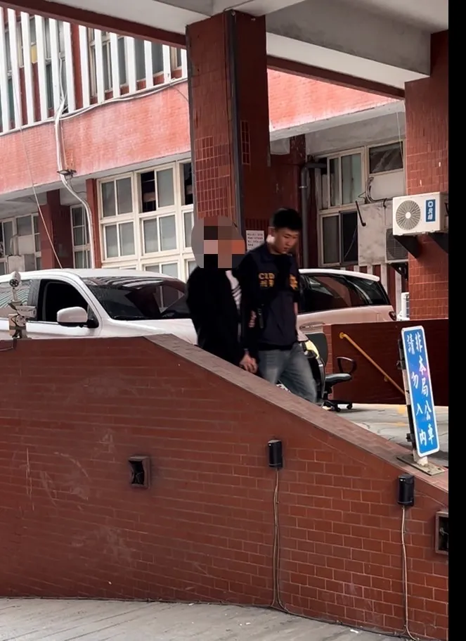 毒販被移送法辦。翻攝畫面