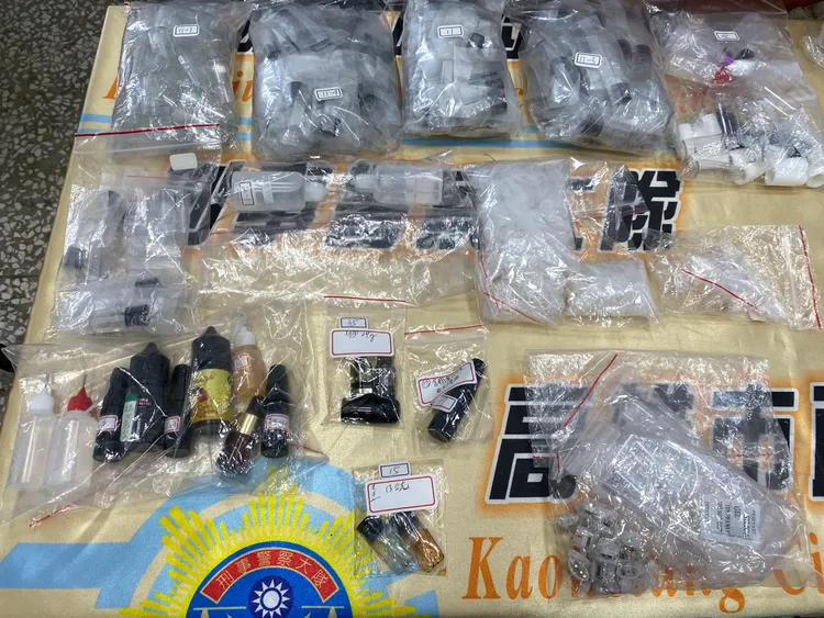 警方攻堅販毒據點，起出大批毒品。翻攝畫面