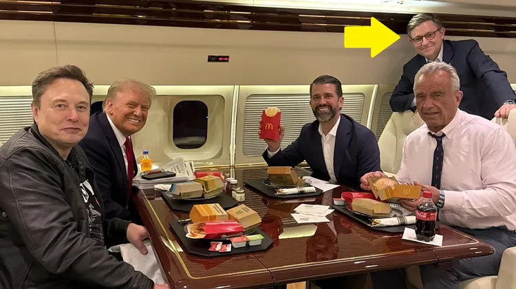 當川普與馬斯克等人用餐時，眾議院議長強生（黃箭頭）還上不了桌。翻攝X@Donald Trump Jr.