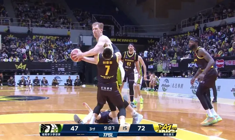 高柏鎧林書豪被打到滿嘴血。翻攝自TPBL YT