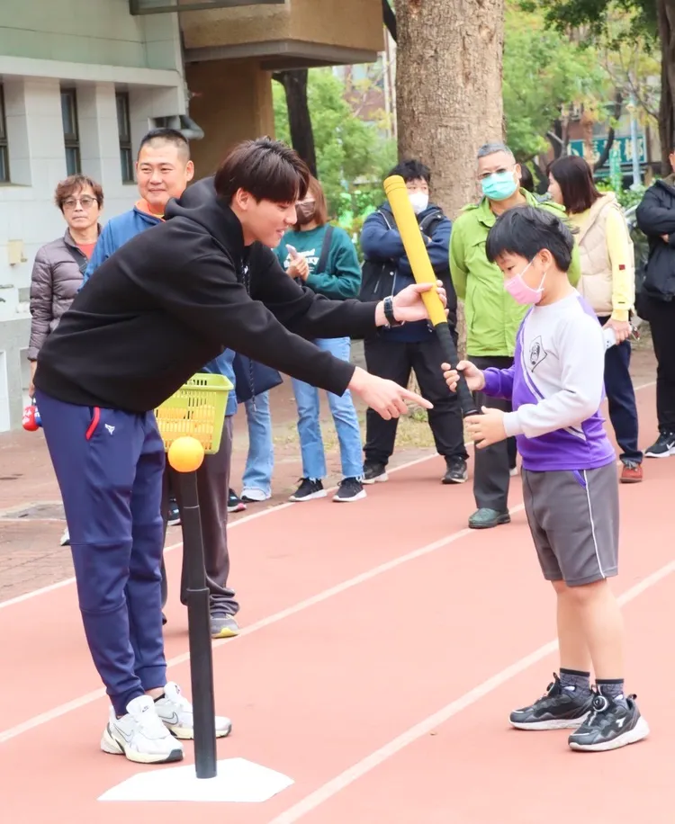 陳晨威現場指導小朋友打擊。教育局提供