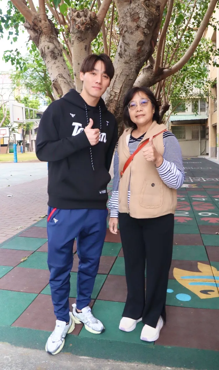 陳晨威（左）與就讀復興國小五、六年級時的班導楊婉伶老師（右）。教育局提供