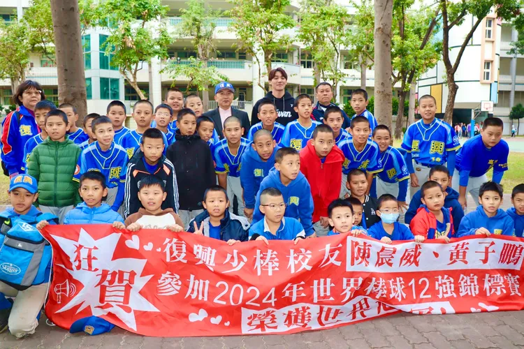 陳晨威與少棒隊小朋友合影。教育局提供