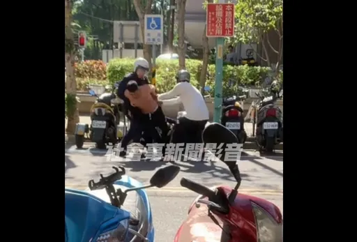 越籍失聯移工邊騎車邊講電話 警盤查竟遭他反擊!聯手熱心民眾壓制上銬