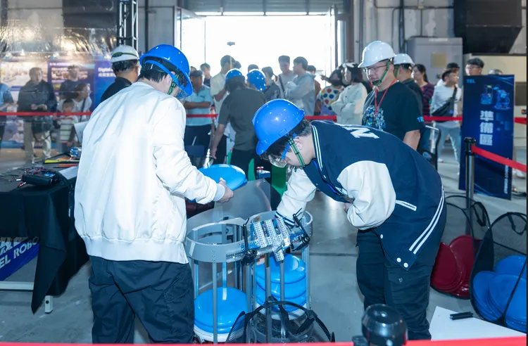 參賽隊伍積極填充飛盤，為比賽做足準備。東京威力科創提供