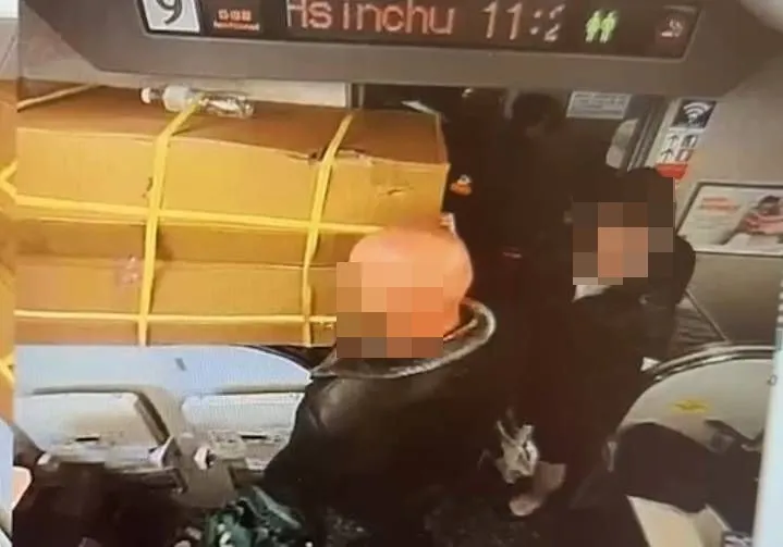 高鐵公布監視器畫面照，發現行李雖然有超出行李處，但出入無虞。台灣高鐵提供