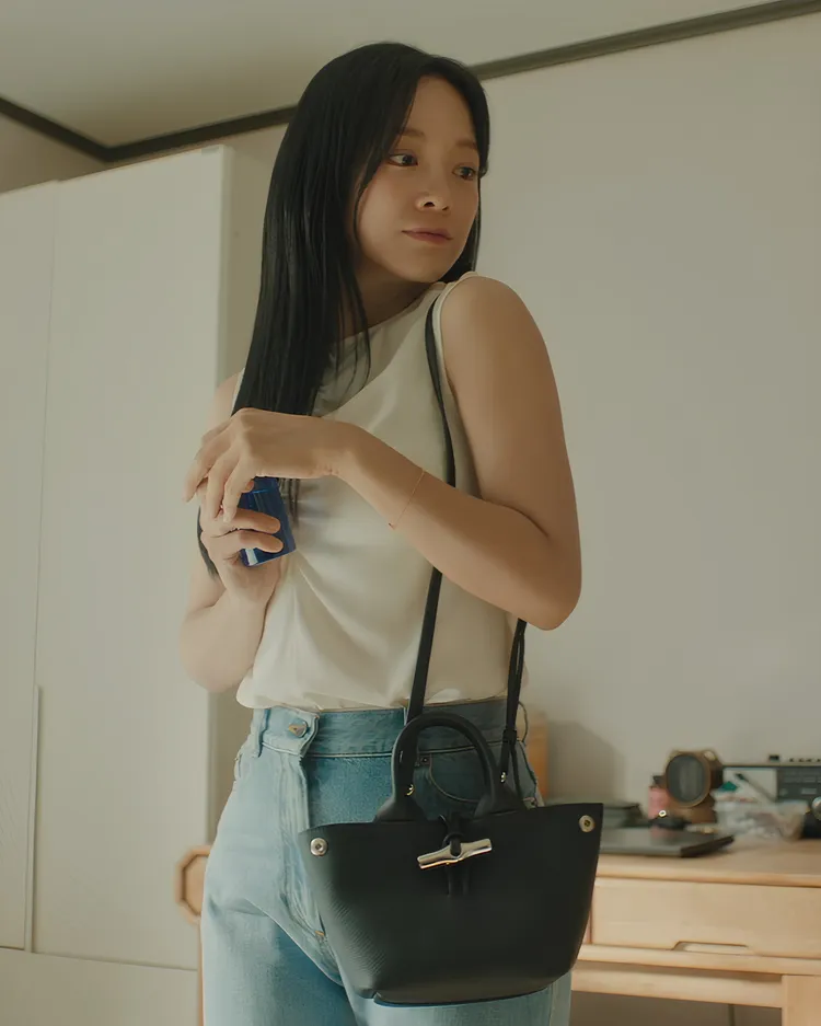 金世正肩背黑色Roseau XS手提包。品牌提供