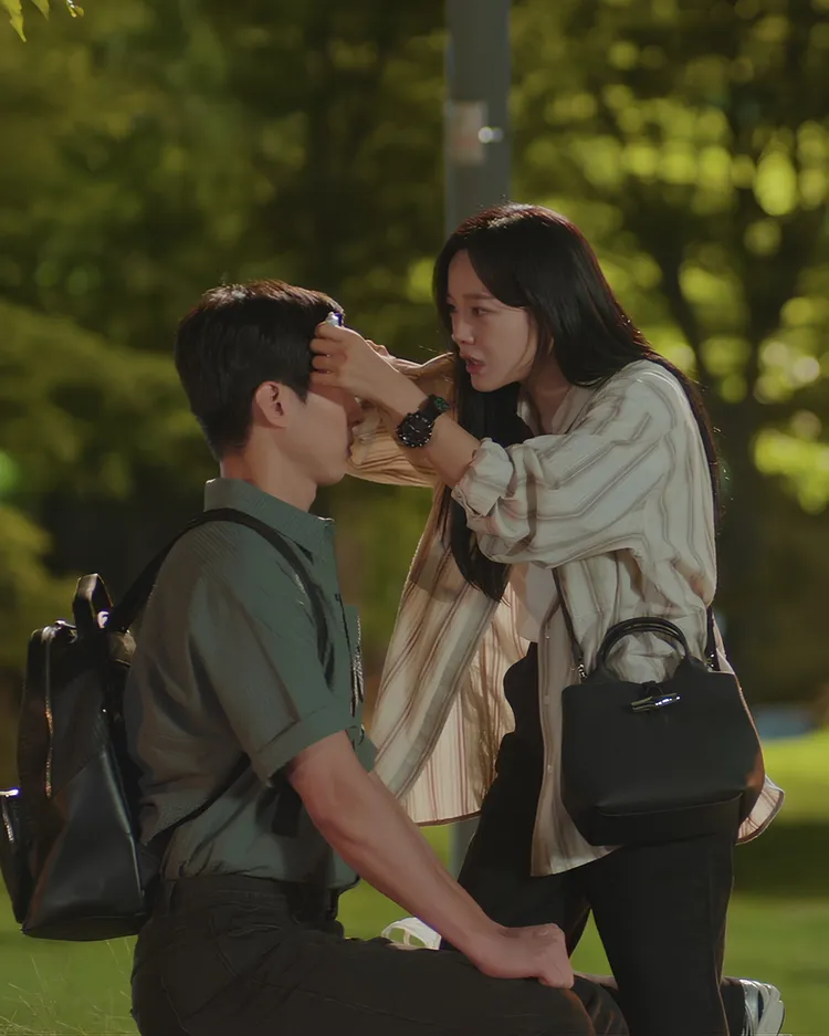 金世正斜背黑色Roseau手提包。品牌提供