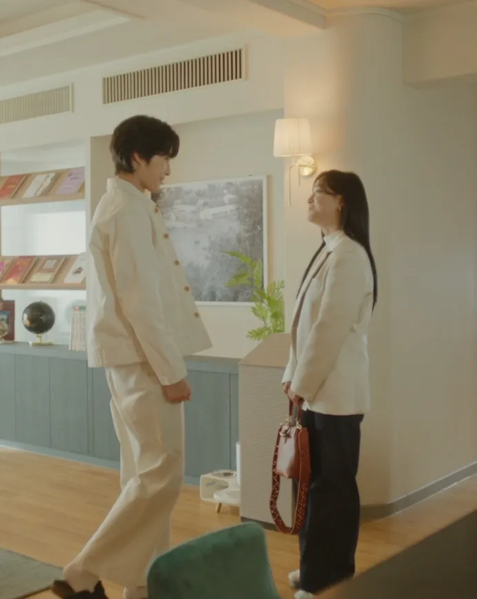 金世正將栗子色Roseau手提包配上花紋肩背帶。品牌提供