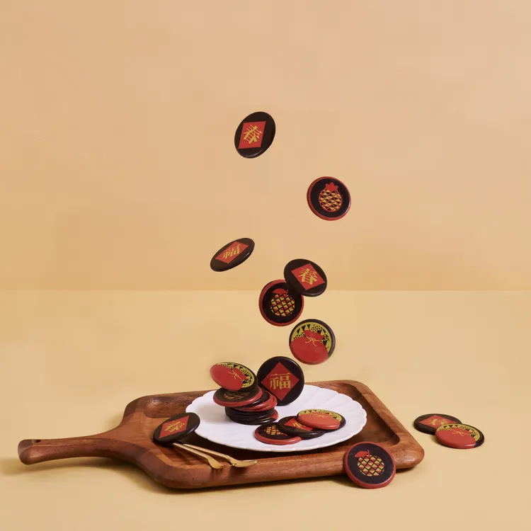 RIVON禮坊年度新品「蘋安旺福可可」，將春節具代表性的圖騰融合現代設計再結合醇黑可可，傳遞RIVON禮坊獨特的暖心祝福。業者提供