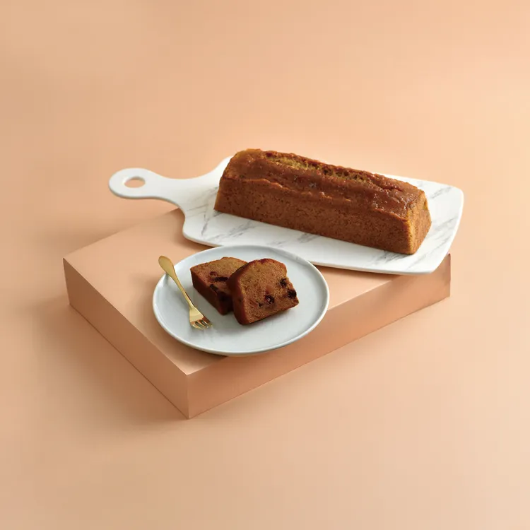 柴燒桂圓磅蛋糕，選用台南東山優質龍眼，搭配白蘭地酒漬，蛋糕口感濕潤，香氣馥郁，是令人回味無窮的暖心美味。業者提供