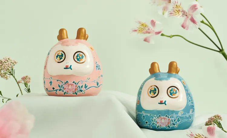 RIVON禮坊推出限量2,000個Q萌小福蛇設計「蛇來運轉撲滿」，提供「幸運粉」與「招財青」兩種配色供挑選。業者提供