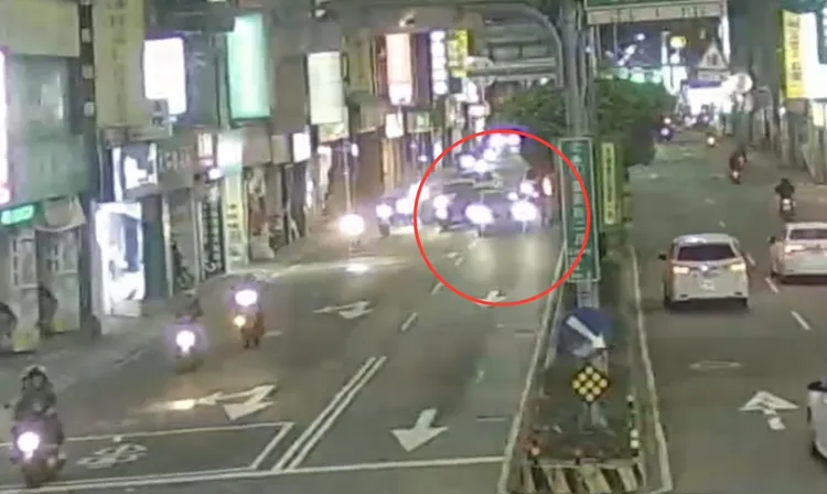 綠燈亮了，計程車與機車停在路中央發生行車糾紛，騎士持刀行兇。翻攝畫面