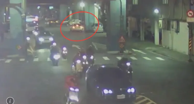 小黃運將遭砍傷後忍痛開車到警所報案求救。翻攝畫面