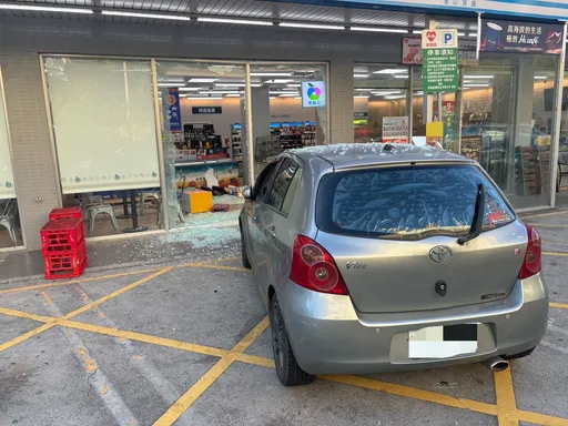 誤把油門當煞車!婦人腳一踩開車撞超商 玻璃門碎落一地