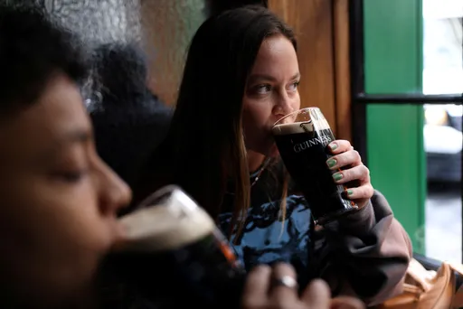留一點給長輩啊!英國年輕人瘋Guinness黑啤 酒吧擔心假日不夠賣