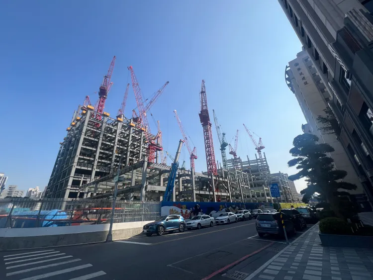 農16特區大順路沿線有高達800億元百貨開發建設。葉家銘攝