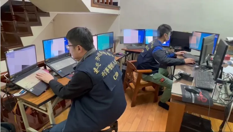 專案小組前往黃牛集團據點搜索。警方提供