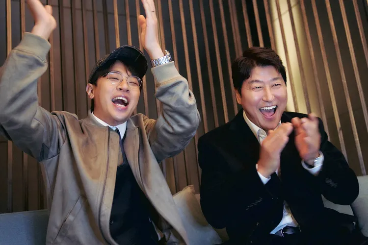 朴正民（左）對於能跟宋康昊合作，感到非常幸福。車庫娛樂提供
