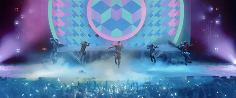 歌舞場面盛大還原羅比威廉斯風靡全世界。台北双喜提供