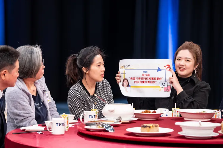 立委徐巧芯面對辛辣問題，面不改色的回答。TVBS提供