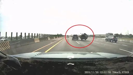 國道「鬼切」換車道釀3車擦撞 休旅車「飛起來」險撞翻